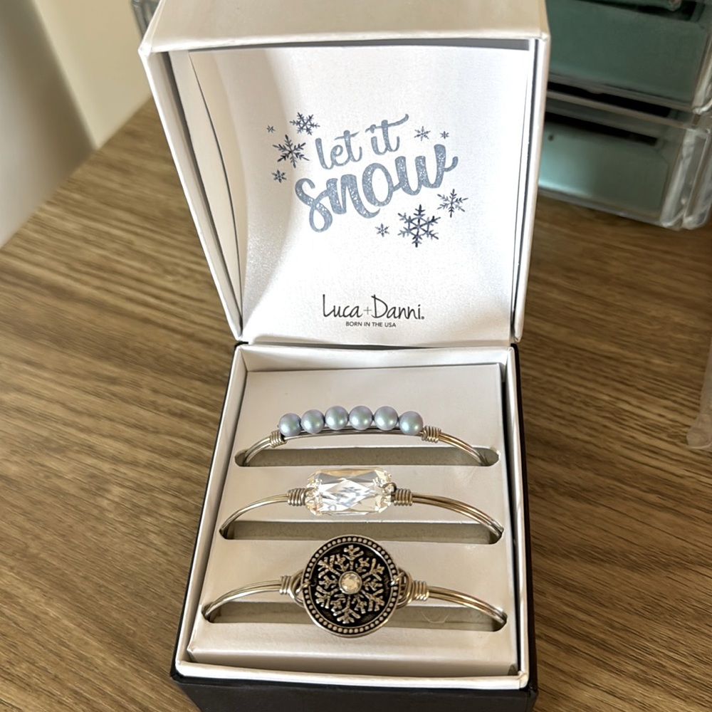 Luca + Danni Let it Snow bracelet gift set ✨